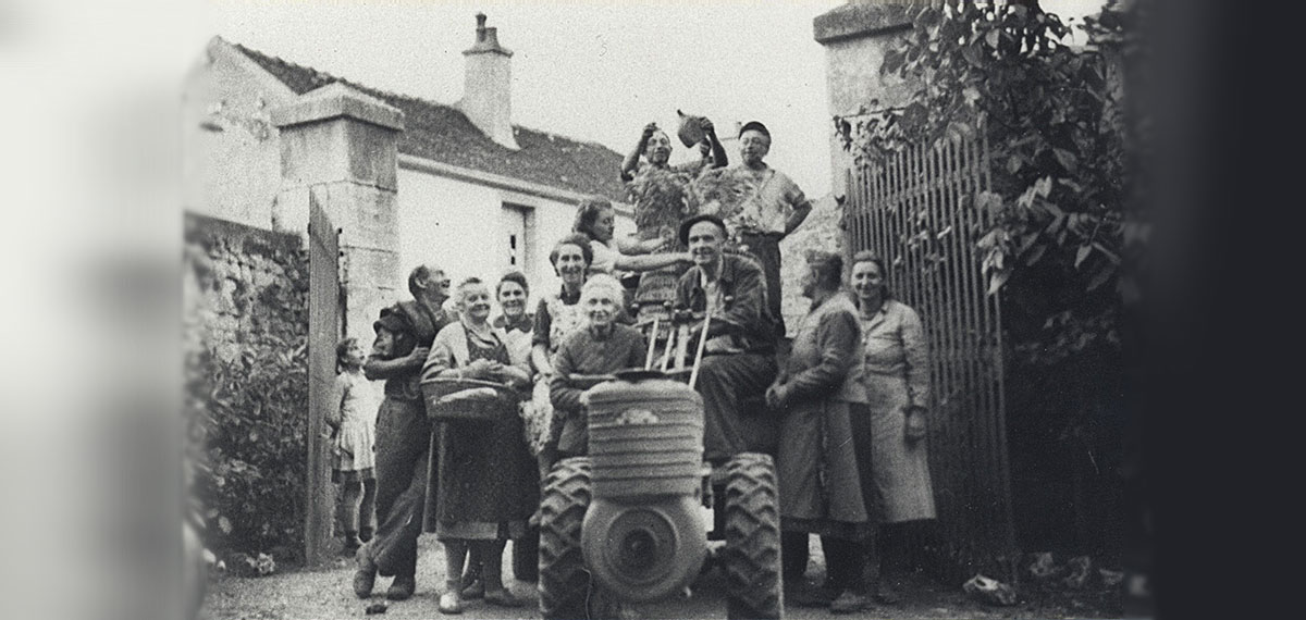 Les vendangeurs devant le domaine